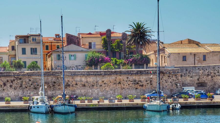 Italian city alghero learning language