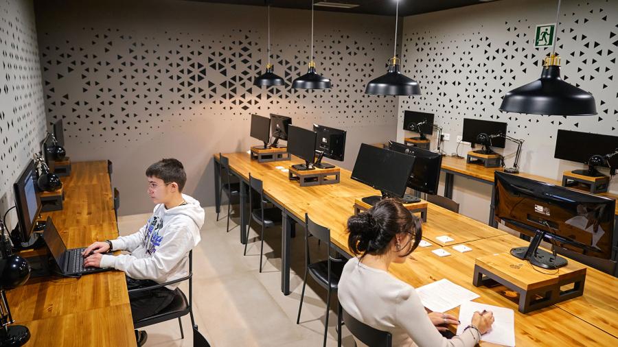 ESL Languages Enforex Barcelona Centro computer room